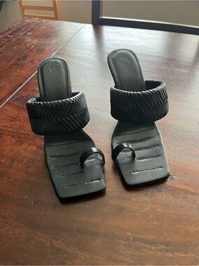 Black Woven Strap Toe-Ring Slide Sandals - Women